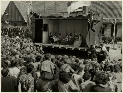 Tijdens een toneelvoorstelling voor kinderen in de openlucht, bij speeltuin Oosterkwartier. NL-HlmNHA 54004510
