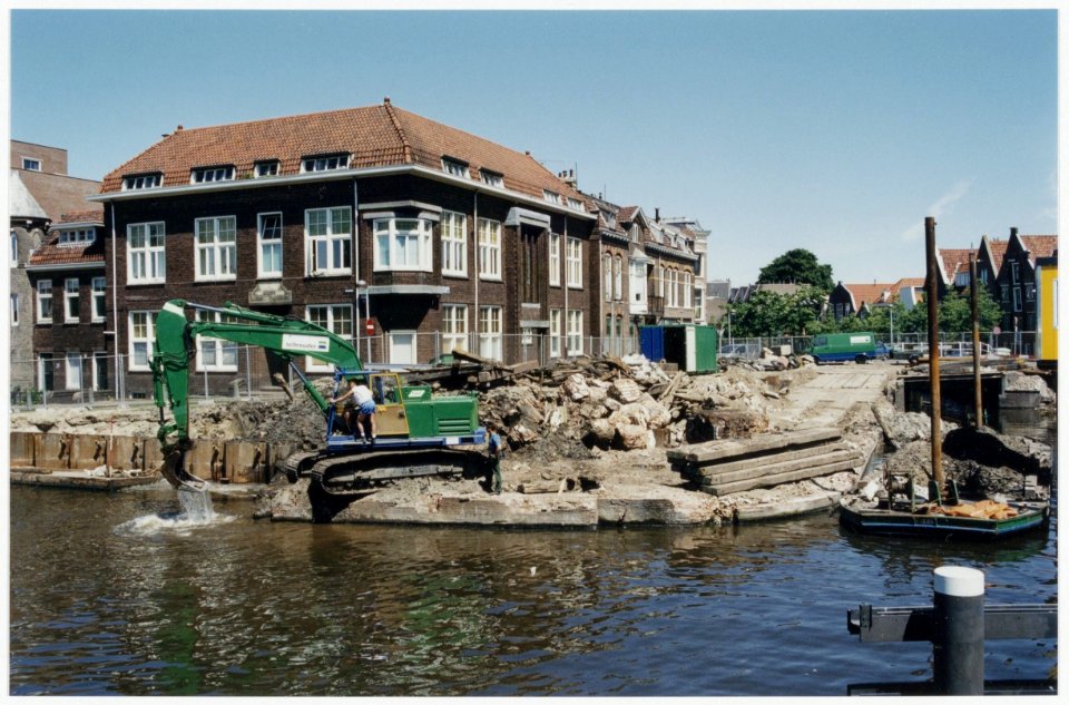 Tijdens de aanleg van de terrassen aan het Spaarne en de Lieve Vrouwe Gracht, op de plaats waar eens de oude Langebrug heeft gestaan, stuitte men op vervuild slib wat most worden verwijderd. NL-HlmNHA 5403635900