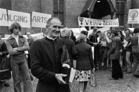 Tijdens behandeling wetsontwerpen inzake abortus demonstraties op Binnenhof, pat, Bestanddeelnr 928-7818
