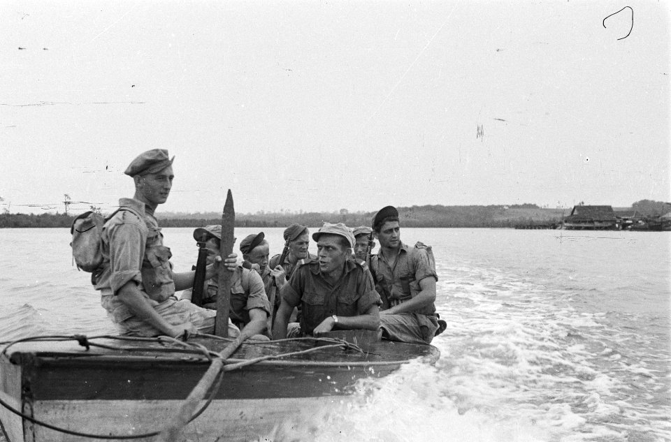 Tijdens een patrouille van 4-3-11 RI bij Balikpapan moet een kali overgestoken w, Bestanddeelnr 1584-1-2