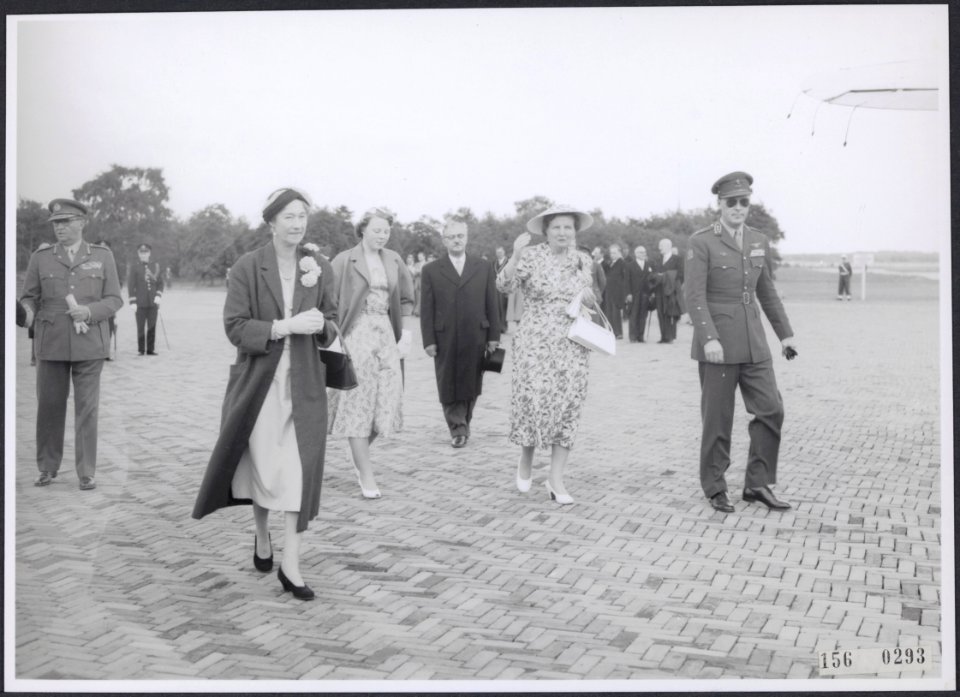 Tijdens een koninklijk bezoek Vlnr prinses Armgard, prinses Beatrix, koningin , Bestanddeelnr 156-0293