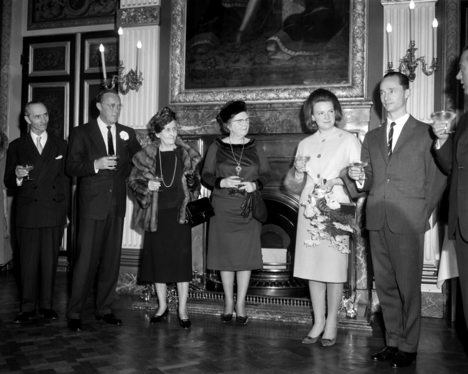Tijdens de toost met de regering v.l.n.r. prins Bernhard, prinses Magdalena, k…, Bestanddeelnr 916-0427