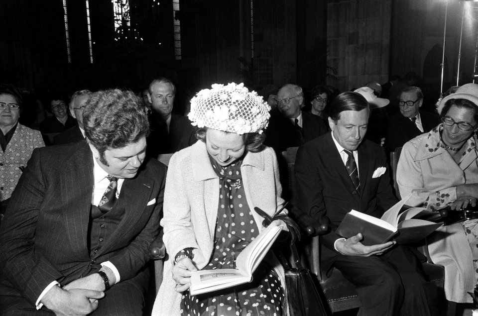 Tijdens de bijeenkomst in de Domkerk, links naast prinses Beatrix Vonhoff (burge, Bestanddeelnr 927-9265