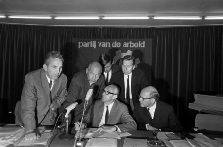Tijdens de schorsing vindt overleg plaats van een deel van het bestuur. Staand v, Bestanddeelnr 921-7007