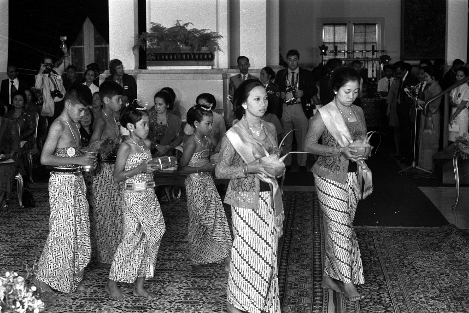 Tijdens het staatsbezoek aan Indonesië worden bij een ontvangst van koningin Jul, Bestanddeelnr 924-8697