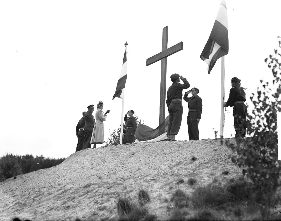 Tijdelijk monument in Amersfoort onthuld, Bestanddeelnr 904-2060