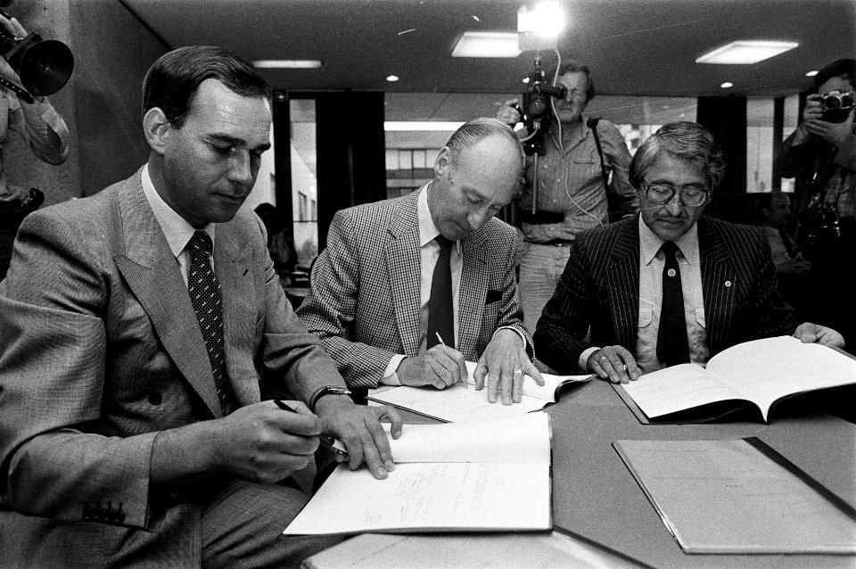 Tijdens het tekenen vlnr Eugène Lemmers, secretaris Federatie van Betaald Voetb…, Bestanddeelnr 930-3512