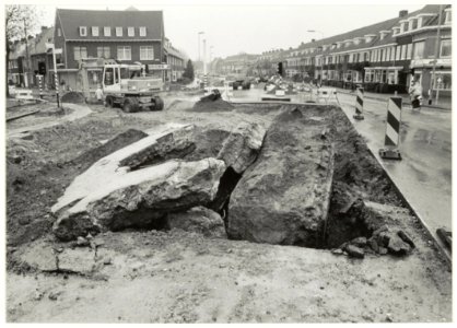 Tijdens het verwijderen van de oude asfalt- en funderingslaag t.b.v. de reconstructie van de Rijksstraatweg, zijn de resten van de fundamenten van de wegversperring uit de tweede wereldoorlo, NL-HlmNHA 54037076