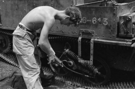 Tjikampek. Onderhoud aan een rupsvoertuig, Bestanddeelnr 375-1-5