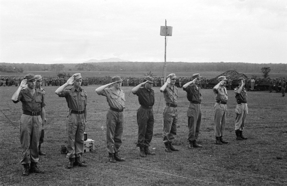 Tjikampek. Elf officieren van de 2e Infanterie Brigade Groep werden te velde bee, Bestanddeelnr 375-6-1