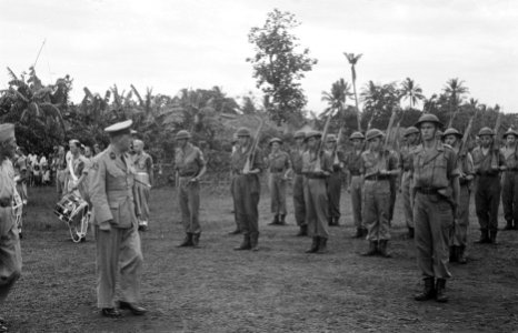 Tjikampek. Elf officieren van de 2e Infanterie Brigade Groep werden te velde bee, Bestanddeelnr 375-4-6