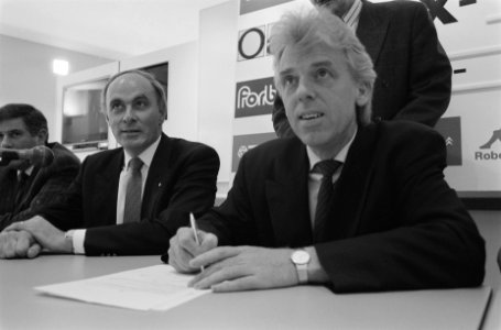 Tijdens het tekenen van het contract, links voorzitter Van Praag, Bestanddeelnr 934-4577