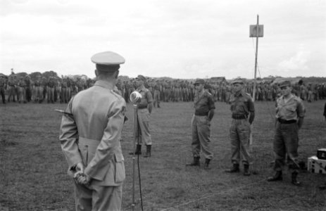 Tjikampek. Elf officieren van de 2e Infanterie Brigade Groep werden te velde bee, Bestanddeelnr 375-5-5