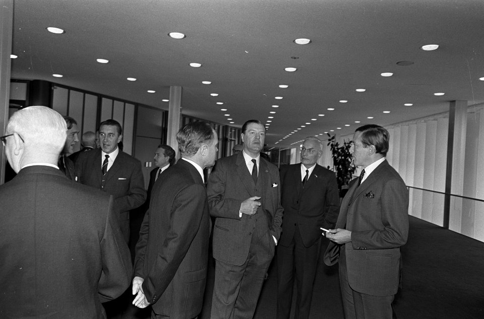 Tijdens pauze dhr. A. F. Tempelaer , dr. J. R. M. van den Brink en dhr. J. Kraay, Bestanddeelnr 920-8342