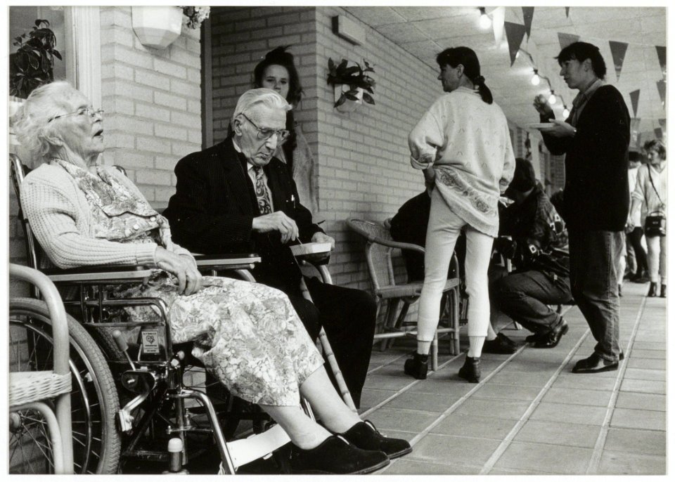 Tijdens het 5-jarig bestaan van het Anton Pieckhofje, een woonomgeving voor dementerende ouderen. NL-HlmNHA 54035293