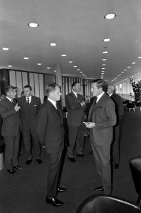 Tijdens pauze dhr. A. F. Tempelaer , dr. J. R. M. van den Brink en dhr. J. Kraay, Bestanddeelnr 920-8343