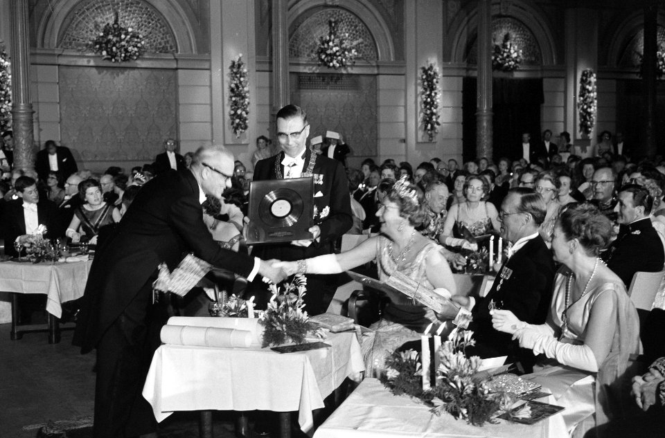 Tijdens feestavond in concertgebouw, Bestanddeelnr 913-8348