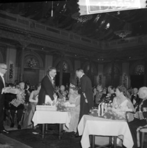 Tijdens feestavond in concertgebouw Burgemeester Van Hal biedt oorkonde aan, Bestanddeelnr 913-8351