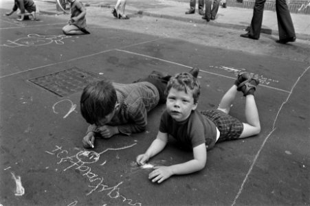 Tijdens het tekenen liggen kinderen op straat, Bestanddeelnr 923-6481