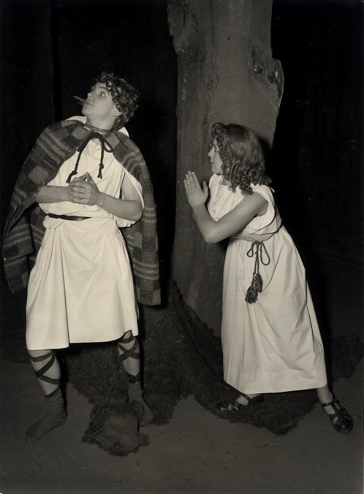 Tijdens het Interscholair Jeugdtoernooi heeft het 2de Chr. Lyceum een opvoering gegeven van het toneelstuk Een Idylle. (30 jan.) Aangekocht in 1977 van fotograaf C. de Boer. Identificatienum, NL-HlmNHA 54004308