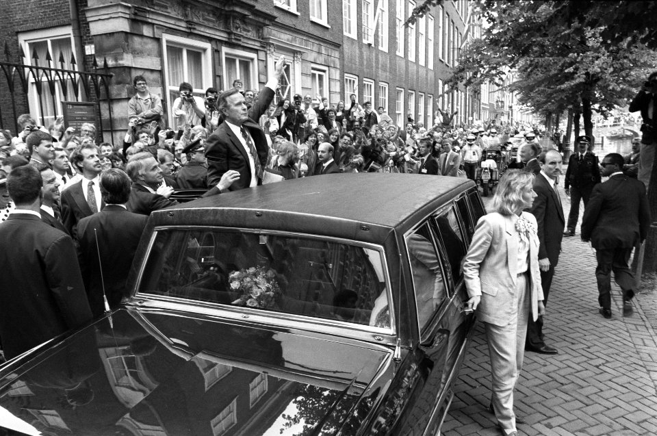 Tijdens het bezoek aan Leiden zwaait president Bush, staand op de treeplank van , Bestanddeelnr 934-4840