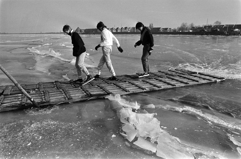 Tijdens toertocht Monnickendam-Marken (achtergrond) werd een breuk overbrugd doo, Bestanddeelnr 933-5659