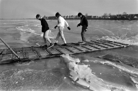 Tijdens toertocht Monnickendam-Marken (achtergrond) werd een breuk overbrugd doo, Bestanddeelnr 933-5659