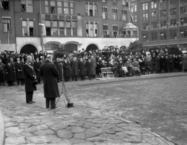 Tijdens rede voorzitter Nationale Monumenten Commissie jhr.mr. M.L. van Holthe t, Bestanddeelnr 902-5055