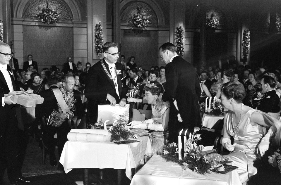 Tijdens feestavond in concertgebouw, Bestanddeelnr 913-8347