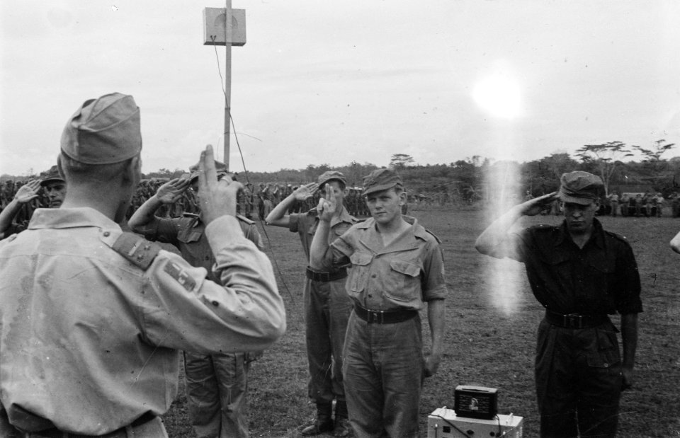 Tjikampek. Elf officieren van de 2e Infanterie Brigade Groep werden te velde bee, Bestanddeelnr 375-3-6