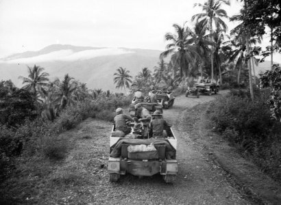 Tijdens de opmars in de sector Padang (Sumatra) carriers trokken door het bergt, Bestanddeelnr 14976