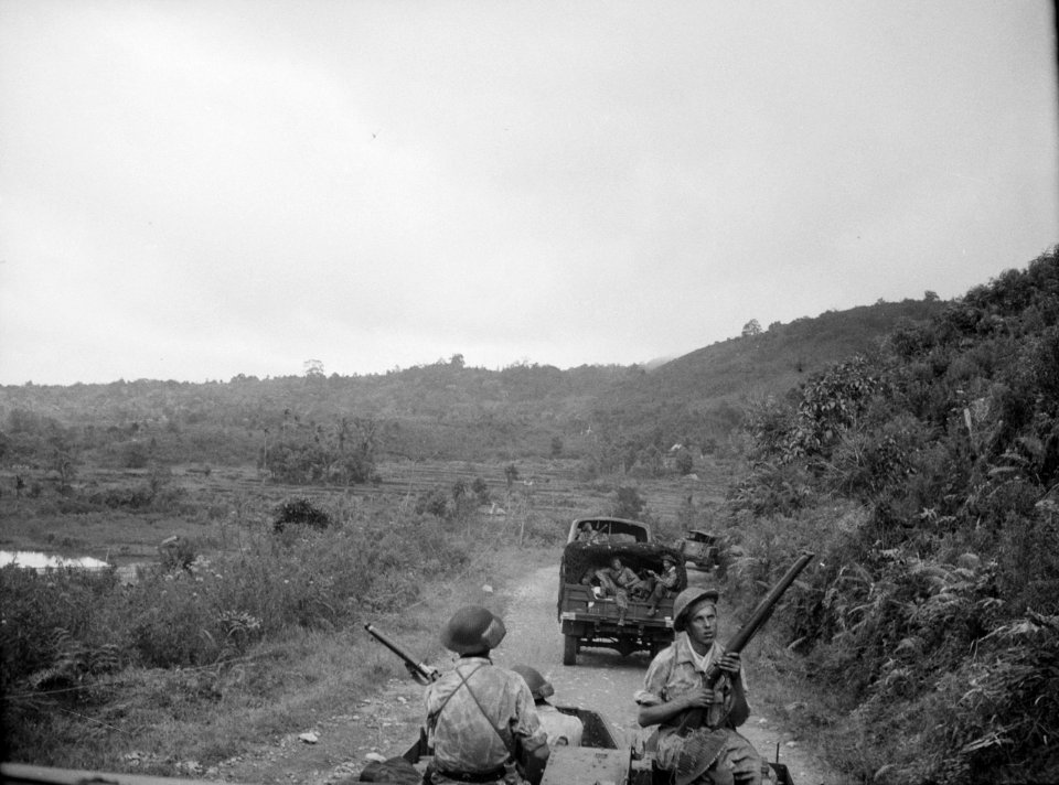 Tijdens de opmars in de sector Padang (Sumatra) een colonne op weg, Bestanddeelnr 14980