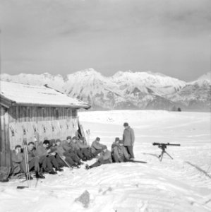 Tiroler Jägerbataillon met geheel rechts een terugstootloze vuurmond 105mm, Bestanddeelnr 254-4375