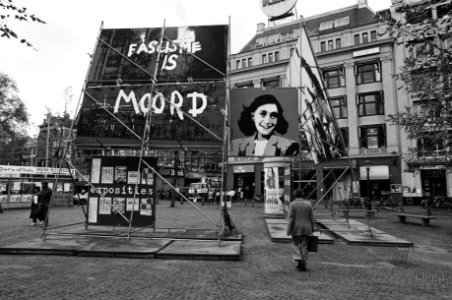 Tijdelijk herdenkingsteken t.g.v. de herdenking van 4 en 5 mei op het Leidseplein met teksten en o.a. portret van Anne Frank, Bestanddeelnr 931-4640