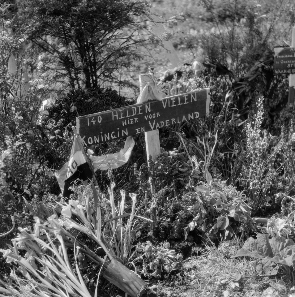 Tijdelijke begraafplaats Bloemendaal bord met opschrift 140 helden vielen hier , Bestanddeelnr 900-3217