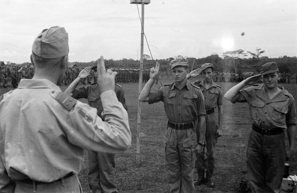 Tjikampek. Elf officieren van de 2e Infanterie Brigade Groep werden te velde bee, Bestanddeelnr 375-3-5