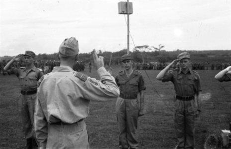 Tjikampek. Elf officieren van de 2e Infanterie Brigade Groep werden te velde bee, Bestanddeelnr 375-3-4