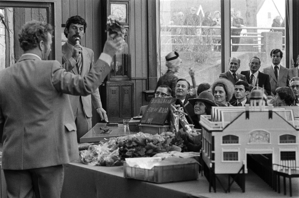 Tijdens de opening op de voorgrond een schaalmmodel, bestemd voor Madurodam, Bestanddeelnr 930-1983