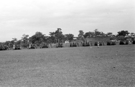 Tjikampek. Elf officieren van de 2e Infanterie Brigade Groep werden te velde bee, Bestanddeelnr 375-2-6