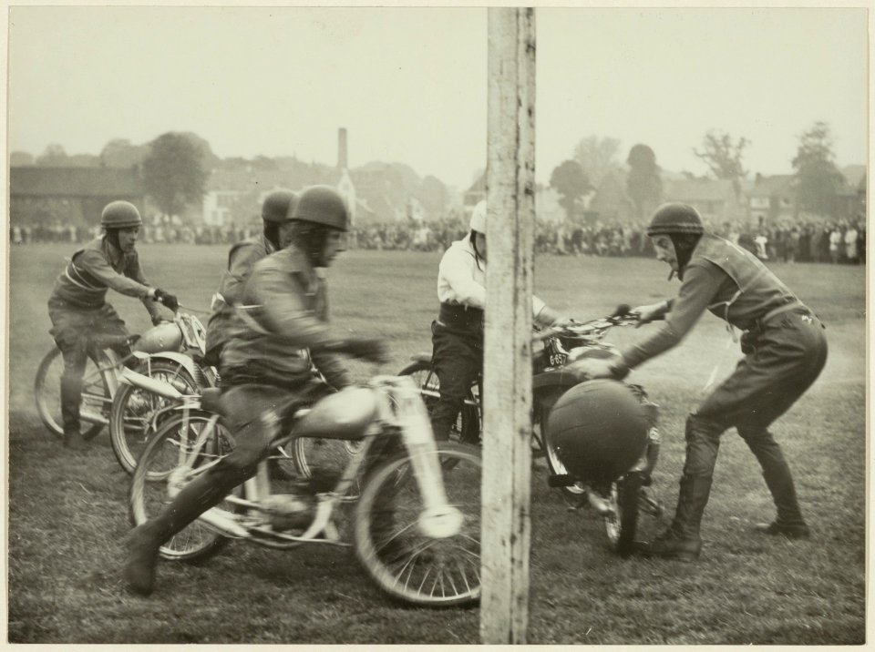 Tijdens een motorpolowedstrijd. Een spelmoment voor het doel van de Red Devils op een voetbalterrein aan de Schalkwijkerweg. NL-HlmNHA 54004430