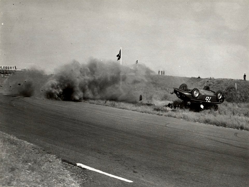 Tijdens een sportwagenrace vloog de Porsche van Dr. Gerlach uit de bocht, sloeg enige malen over de kop, waarbij de coureur gedood werd. Aangekocht in 1977 van fotograaf C. de Boer. Identifi, NL-HlmNHA 54010752