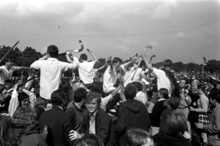 Tilburg kampioen hockey van Nederland na 2-1 winnen van HTCC spelers op de scho, Bestanddeelnr 923-5419