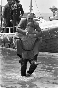 Tijdens een demonstratie met een reddingsboot op Ameland wordt prins Bernhard va, Bestanddeelnr 920-4949