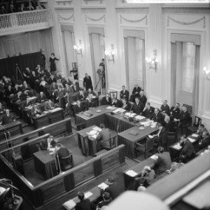 Tijdens voorlezing brief achter regeringstafel, overzicht Tweede Kamer, Bestanddeelnr 916-0450