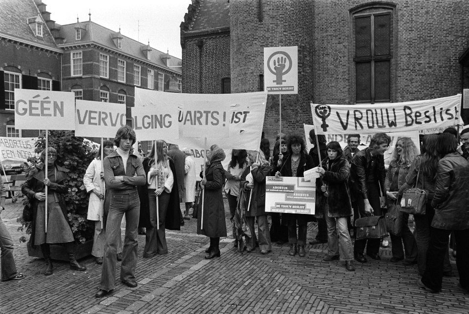 Tijdens behandeling wetsontwerpen inzake abortus demonstraties op Binnenhof, dem, Bestanddeelnr 928-7815