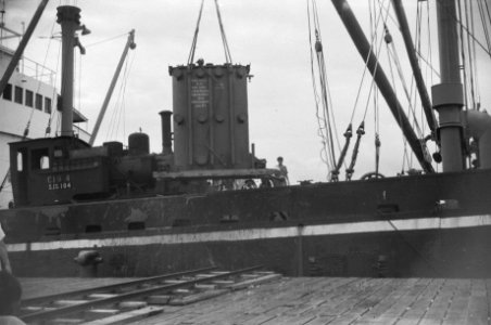 Tjilatjap Een nieuwe 30.000 volts transformator hangt in de takels. Op de Empir, Bestanddeelnr 386-2-1