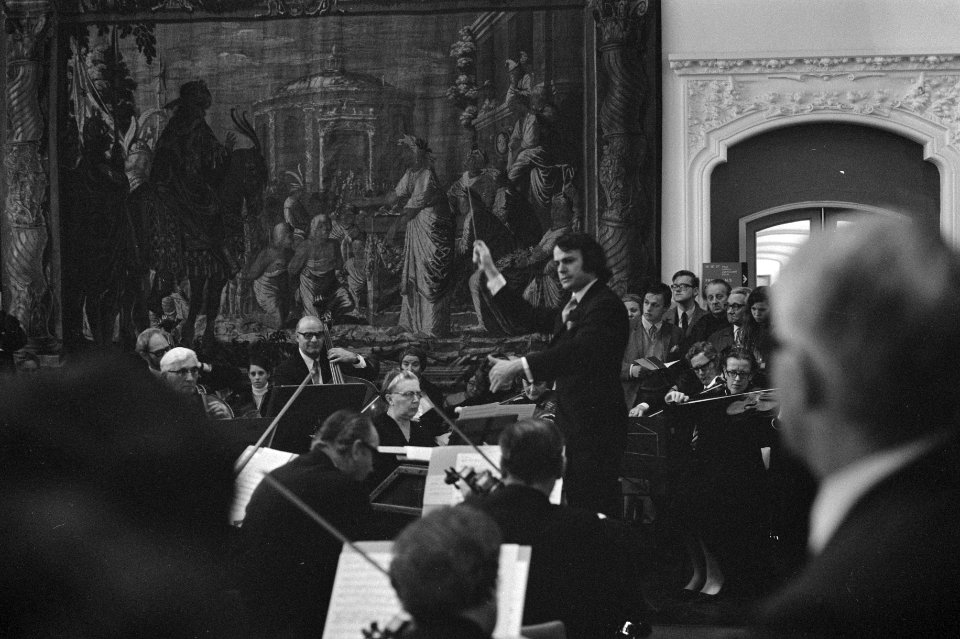Tijdens het concert, dirigent Zinman (m staand), Bestanddeelnr 924-6523