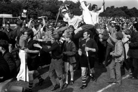 Tilburg kampioen hockey van Nederland na 2-1 winnen van HTCC spelers op de scho, Bestanddeelnr 923-5420 photo