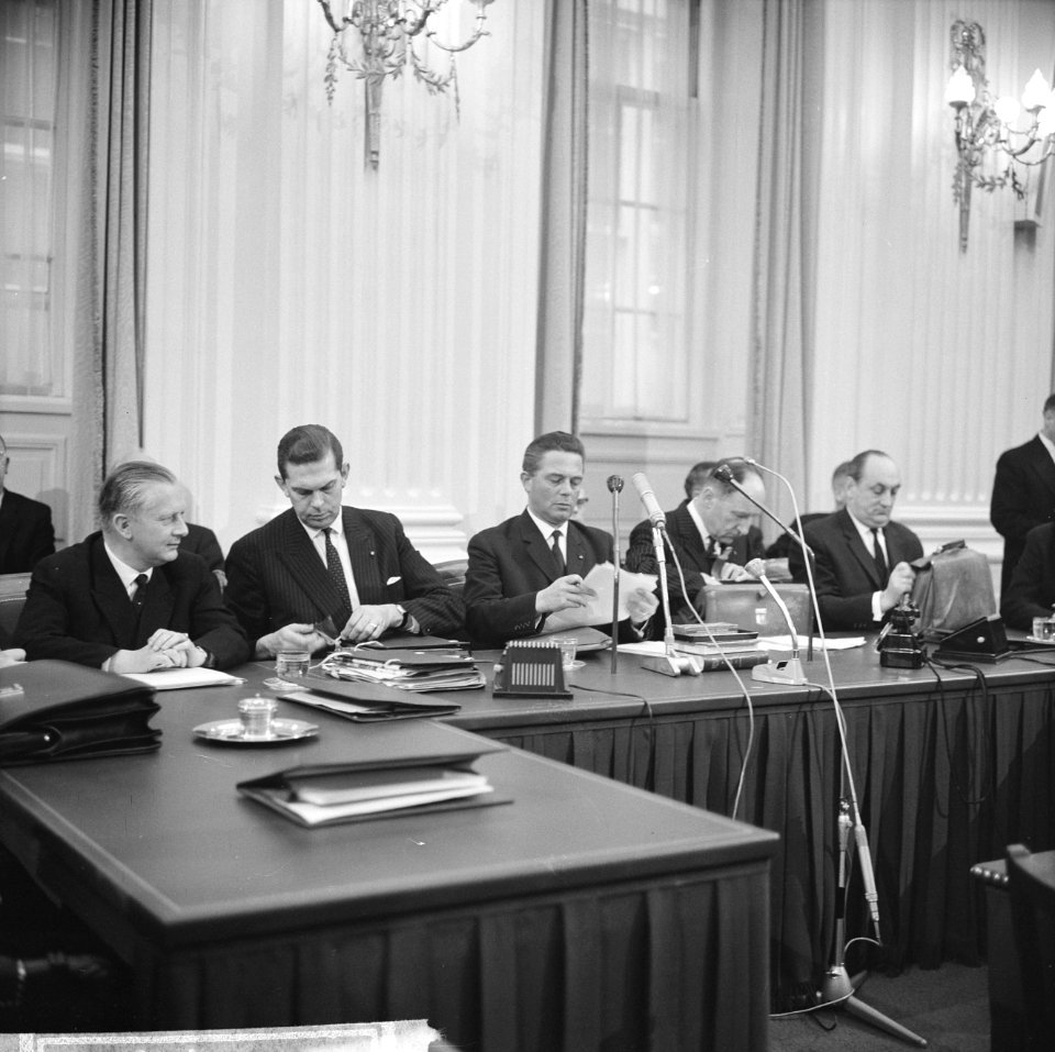 Tijdens voorlezing brief achter regeringstafel v.l.n.r. Scholten, Biesheuvel, Ma, Bestanddeelnr 916-0448