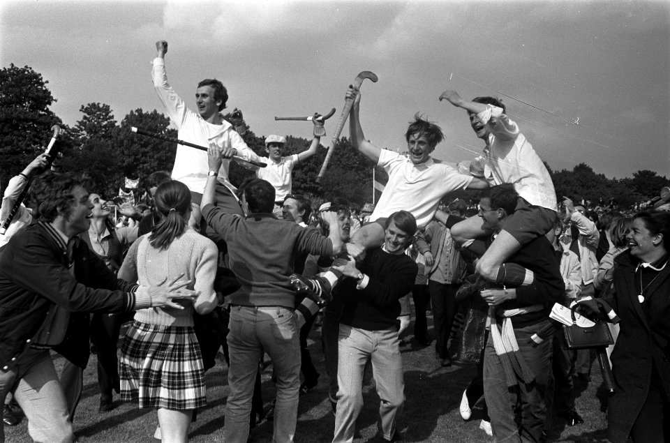 Tilburg kampioen hockey van Nederland na 2-1 winnen van HTCC spelers op de scho, Bestanddeelnr 923-5418
